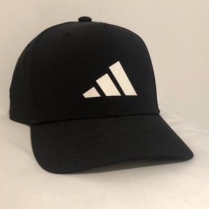 Adidas SnapBack hat \\\ strips  like new 🔥🔥